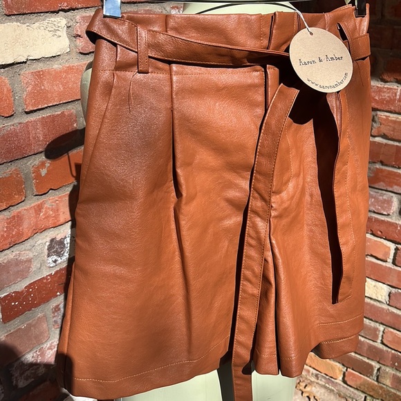 Aaron and Amber faux leather shorts size Large - Picture 3 of 7